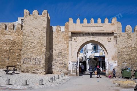 Les remparts extérieurs de la medina de Sousse avec ses imposants murs, portes et tours. Sousse ou la perle du Sahel. 