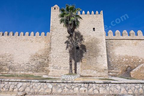 Les remparts extérieurs de la medina de Sousse avec ses imposants murs, portes et tours. Sousse ou la perle du Sahel. 