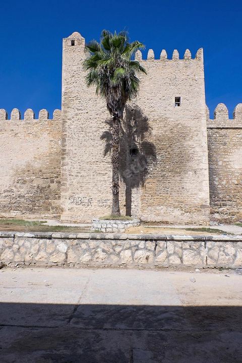 Les remparts extérieurs de la medina de Sousse avec ses imposants murs, portes et tours. Sousse ou la perle du Sahel. 