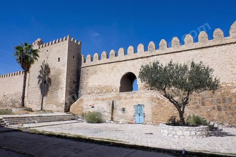 Les remparts extérieurs de la medina de Sousse avec ses imposants murs, portes et tours. Sousse ou la perle du Sahel. 