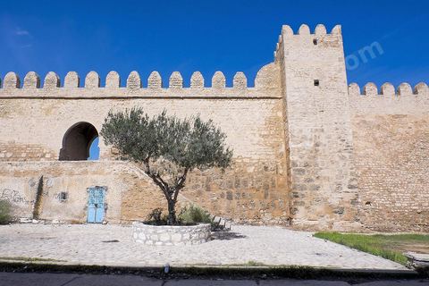 Les remparts extérieurs de la medina de Sousse avec ses imposants murs, portes et tours. Sousse ou la perle du Sahel. 
