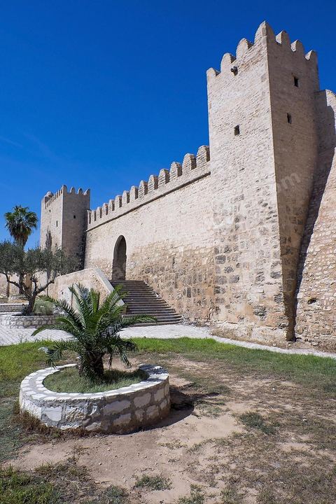 Les remparts extérieurs de la medina de Sousse avec ses imposants murs, portes et tours. Sousse ou la perle du Sahel. 