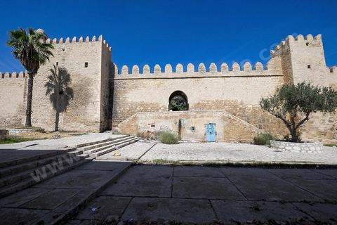 Les remparts extérieurs de la medina de Sousse avec ses imposants murs, portes et tours. Sousse ou la perle du Sahel. 