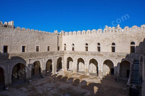 La cour intérieure entourée d'un portique sous lequel s'ouvrent les cellules des moines du ribat de Sousse. Sousse ou la perle du Sahel. 