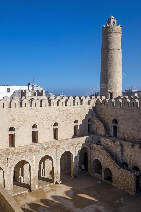 La cour intérieure entourée d'un portique sous lequel s'ouvrent les cellules des moines du ribat de Sousse. Sousse ou la perle du Sahel. 