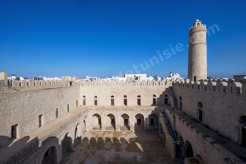 La cour intérieure entourée d'un portique sous lequel s'ouvrent les cellules des moines du ribat de Sousse. Sousse ou la perle du Sahel. 