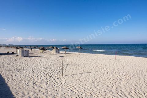 La plage sur la corniche en centre ville de Sousse ou la perle du Sahel. 