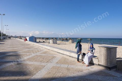 La plage sur la corniche en centre ville de Sousse ou la perle du Sahel. 
