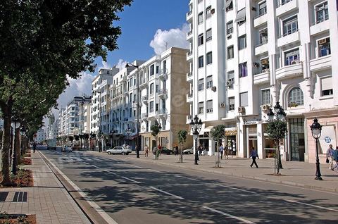Avenue Habib Bourguiba avec ses immeubles européens à Tunis