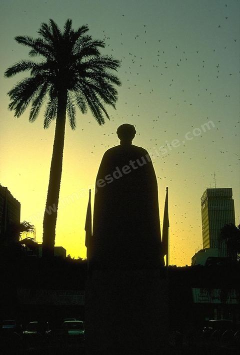 Statue Ibn Khaldoun a la place de l'independance a Tunis