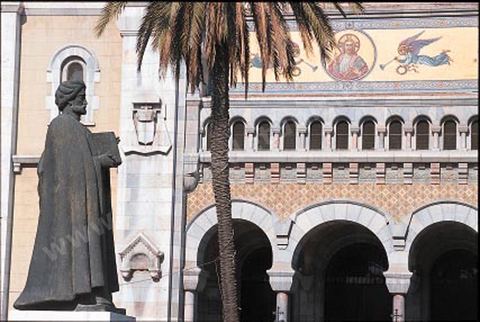 Statue Ibn Khaldoun sous fond de cathedrale a la place de l'independance a Tunis