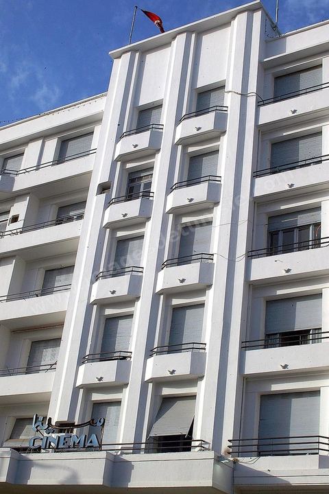 Façade de l'immeuble Le Colisée de style européen sur l'avenue Habib Bourguiba à Tunis