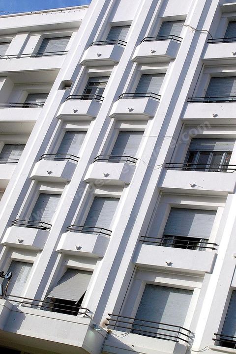 Façade de l'immeuble Le Colisée de style européen sur l'avenue Habib Bourguiba à Tunis