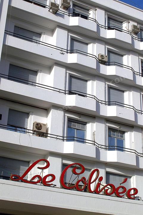 Façade de l'immeuble Le Colisée de style européen sur l'avenue Habib Bourguiba à Tunis