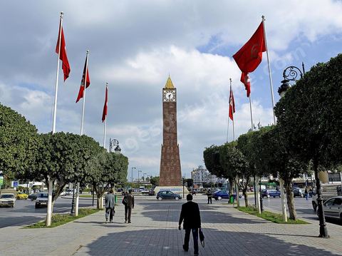 Monument du 7 novembre sur la place du 7 novembre vu depuis l'allée centrale de l'avenue Habib Bourguiba à Tunis