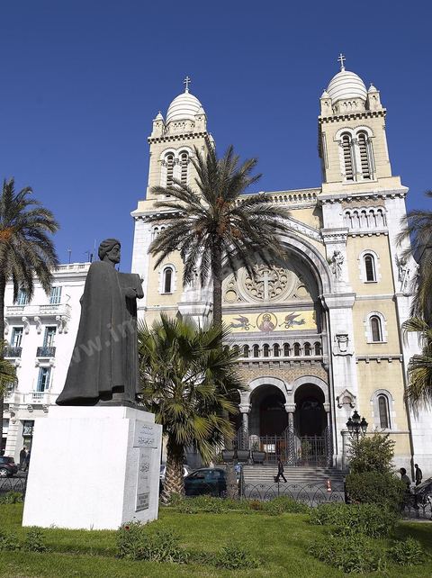 Façade de la Cathédrale de Tunis sur la place de France avec au premier plan la statue d'Ibn Khaldoun