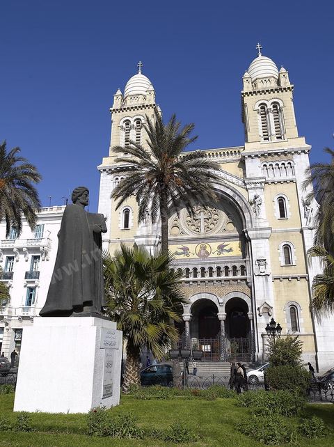 Façade de la Cathédrale de Tunis sur la place de France avec au premier plan la statue d'Ibn Khaldoun