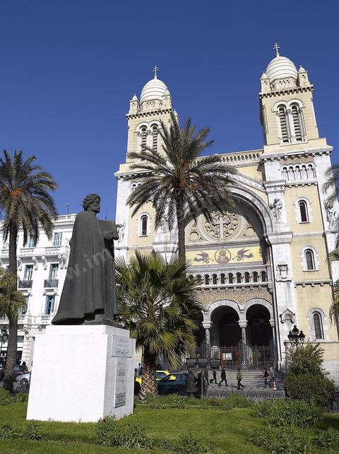 Façade de la Cathédrale de Tunis sur la place de France avec au premier plan la statue d'Ibn Khaldoun