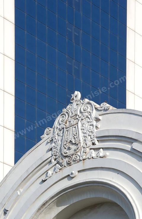 Façades immeubles modernes et coloniaux sur l'avenue Habib Bourguiba