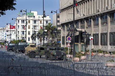 Façade du ministère de l'Intérieur avec les barbelés et véhicules militaires sur l'avenue Habib Bourguiba