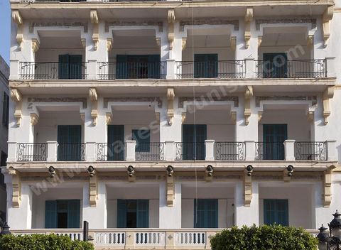 Façades immeubles modernes et coloniaux sur l'avenue Habib Bourguiba