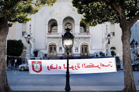 13 janvier, sur l'avenue Habib Bourguiba en face du Théâtre municipal la banderolle appelle à la "fidélité à la révolution d ela dignité".