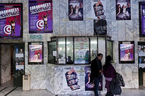 13 janvier, dans un cinéam sur l'avenue Habib Bourguiba projection projection du film document "Chroniques de la Révolution".