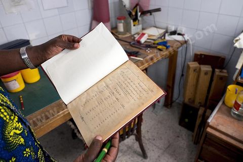 Atelier de reliure de la Bibliothèque IBLA dans le quartier de Bab Djedid à Tunis.