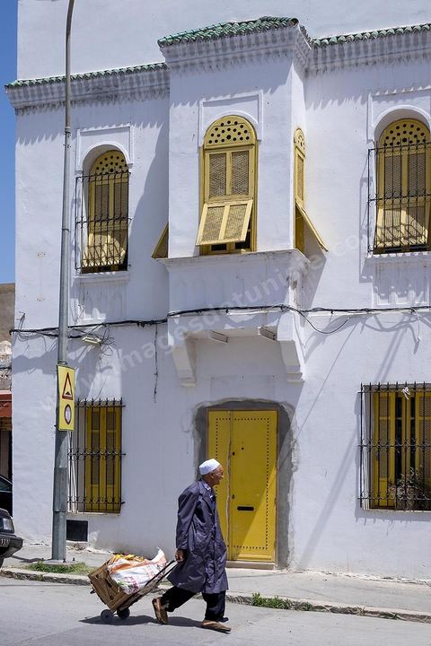 Architecture dans ruelle dans le quartier de Bab Djedid à Tunis.