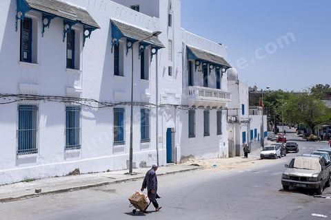 Architecture dans ruelle dans le quartier de Bab Djedid à Tunis.