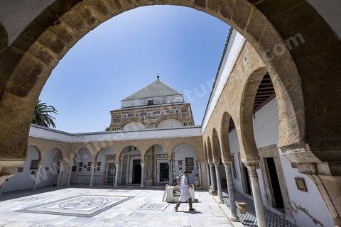 Mausolée Sidi Kacem el Jelizi ou Musée National de la Céramique tunisienne sur la place du Leader dans le quartier de Bab Djedid à Tunis.