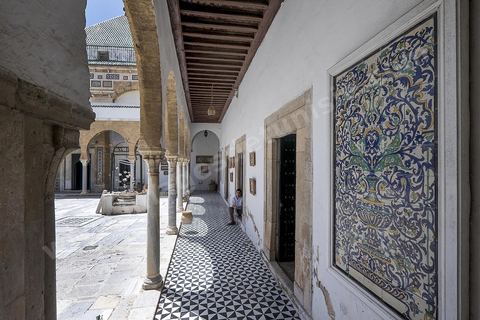 Mausolée Sidi Kacem el Jelizi ou Musée National de la Céramique tunisienne sur la place du Leader dans le quartier de Bab Djedid à Tunis.