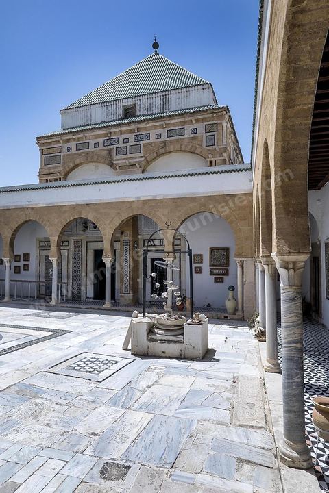 Mausolée Sidi Kacem el Jelizi ou Musée National de la Céramique tunisienne sur la place du Leader dans le quartier de Bab Djedid à Tunis.