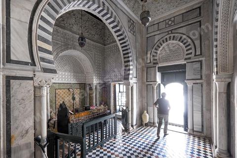 Mausolée Sidi Kacem el Jelizi ou Musée National de la Céramique tunisienne sur la place du Leader dans le quartier de Bab Djedid à Tunis.