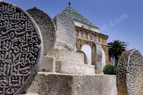 Mausolée Sidi Kacem el Jelizi ou Musée National de la Céramique tunisienne sur la place du Leader dans le quartier de Bab Djedid à Tunis.