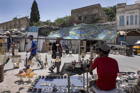 quartier de sbrocanterus et antiquaires populaires dans le quartier de Bab Djedid à Tunis.