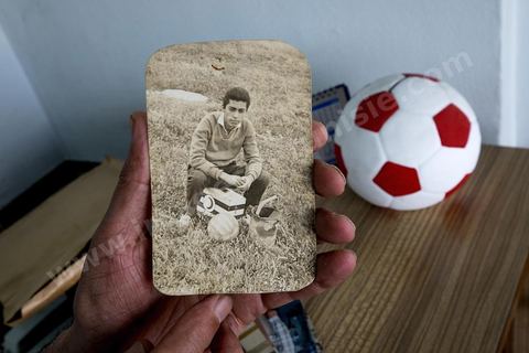 Mustapha, coiffeur et supporter inconditionnel du Club Africain depuis 1948 dans le quartier de Bab Djedid à Tunis.