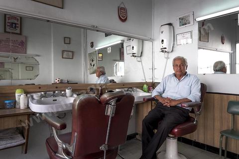 Mustapha, coiffeur et supporter inconditionnel du Club Africain depuis 1948 dans le quartier de Bab Djedid à Tunis.