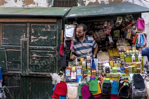 Commerçant dans le quartier de Bab Djedid à Tunis.