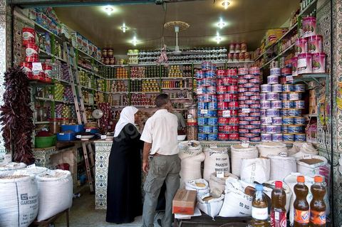 Marché quotidien dans le quartier Halfaouine dans la medina de Tunis