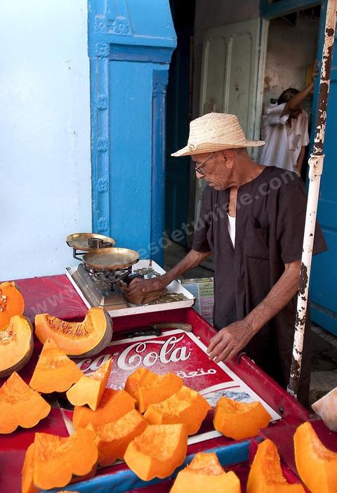 Marché quotidien dans le quartier Halfaouine dans la medina de Tunis