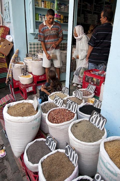 Marché quotidien dans le quartier Halfaouine dans la medina de Tunis