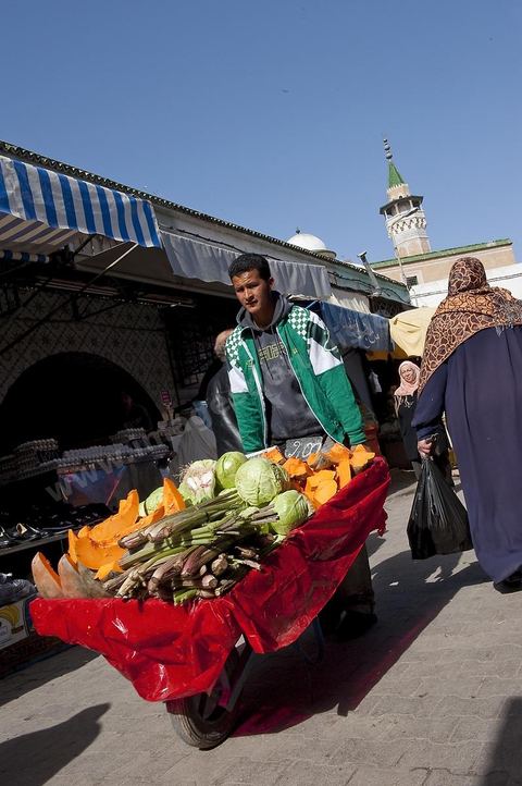 Marché quotidien dans le quartier Halfaouine dans la medina de Tunis