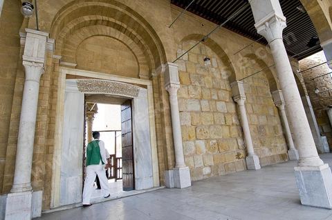 La grande mosquée Jamaa Ez Zitouna au coeur de la medina de Tunis
