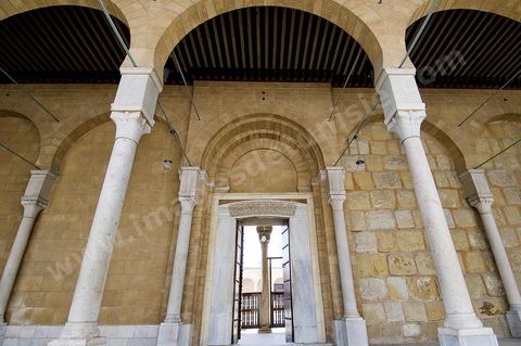 La grande mosquée Jamaa Ez Zitouna au coeur de la medina de Tunis