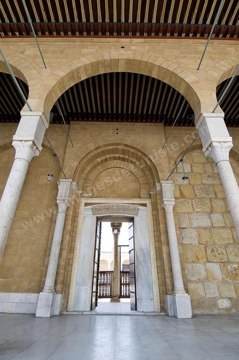 La grande mosquée Jamaa Ez Zitouna au coeur de la medina de Tunis