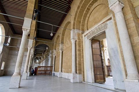 La grande mosquée Jamaa Ez Zitouna au coeur de la medina de Tunis