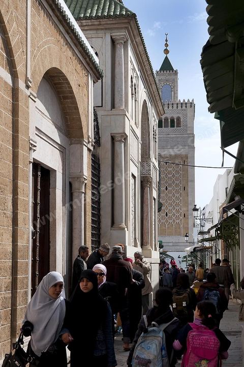 La grande mosquée Jamaa Ez Zitouna au coeur de la medina de Tunis