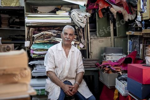 Mohamed Ben Sassi, dasn son atelier de reliure et dorure d'art dans la median de Tunis