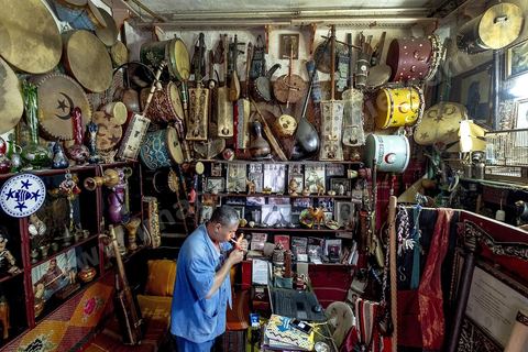Salah El Ouerghi, maitre de stambali (musique soufi) dasn sa butique atelier de la rue du Pacha dans la median de Tunis